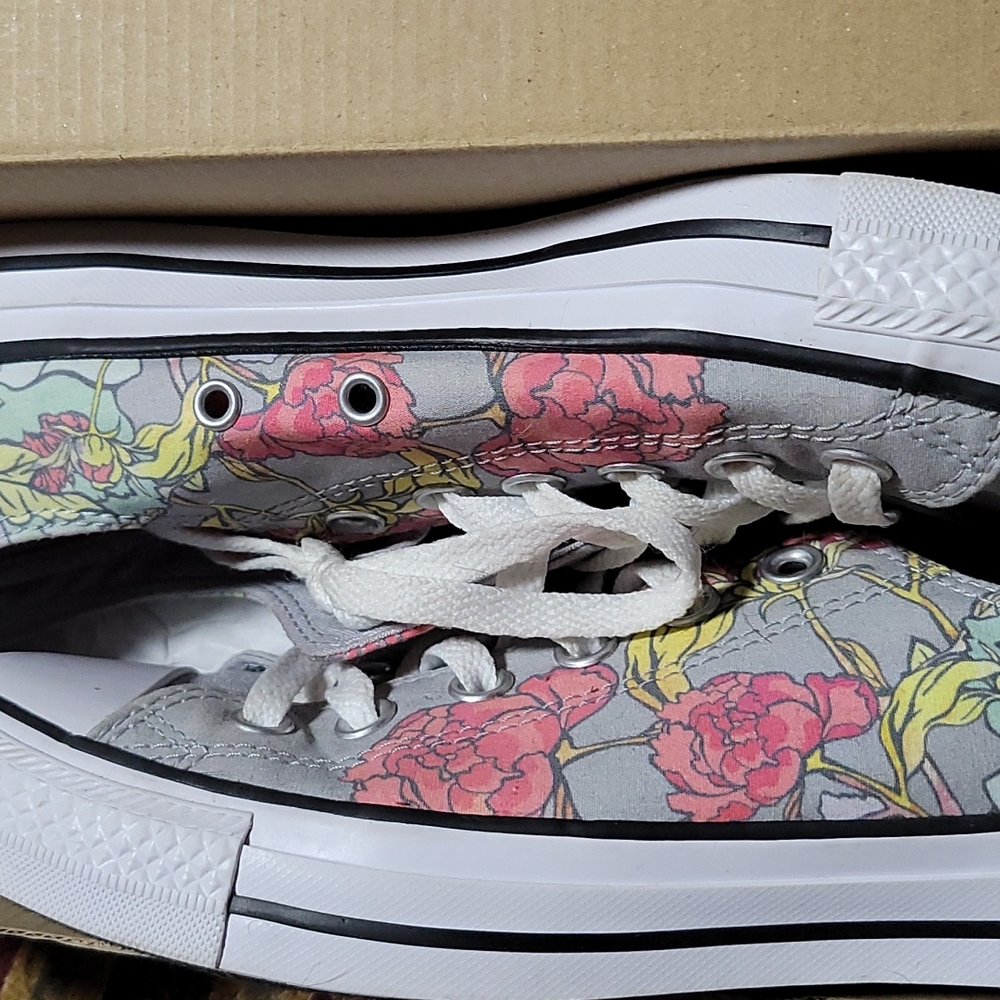 Converse Women's size 8